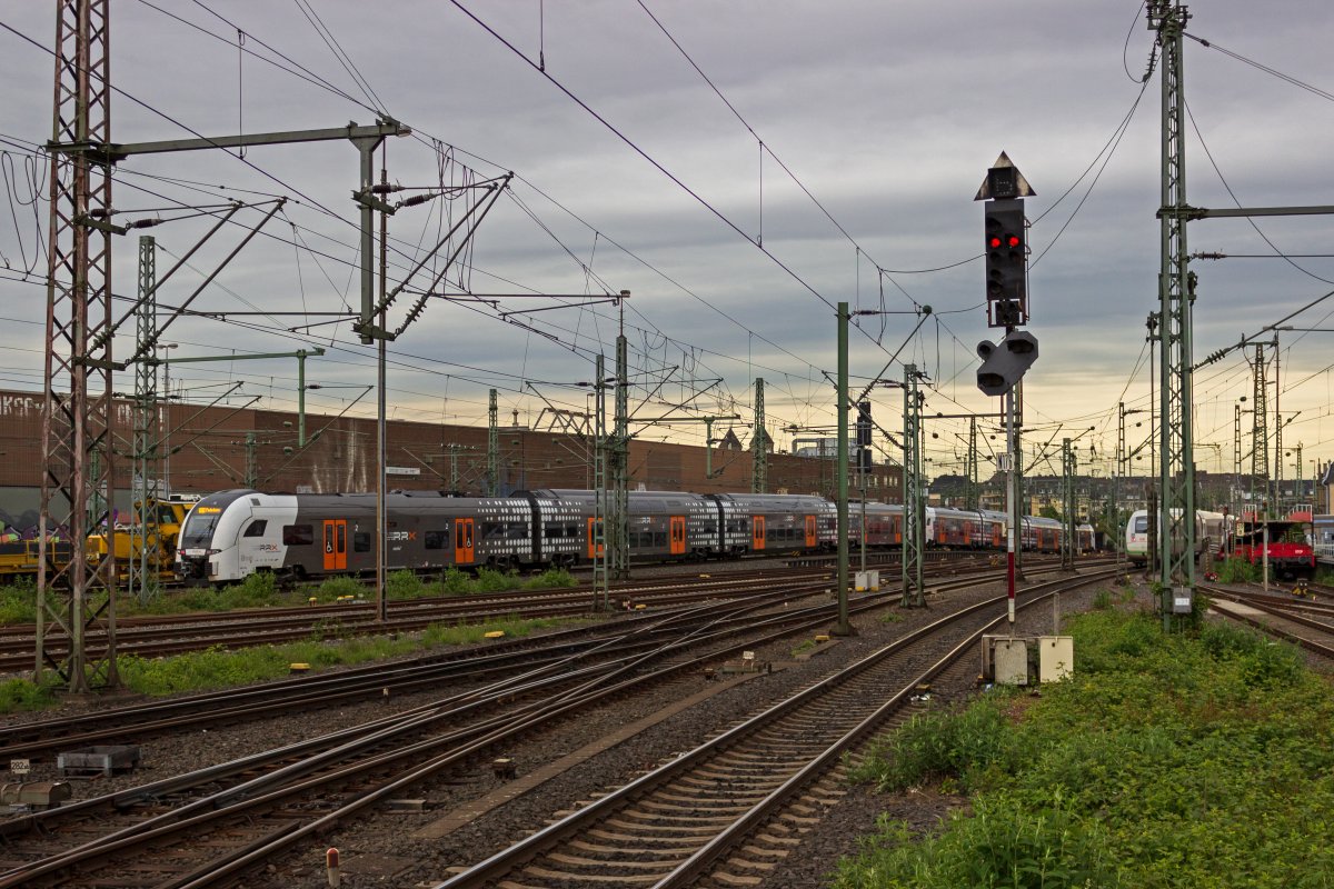 Eine Doppeleinheit Desiro HC-Triebwagen verlsst als RE11 Dsseldorf Hbf. Whrend 462 013 am Zugschluss bis Paderborn weiterfhrt, endet der unerkannt gebliebene fhrende Triebzug in Hamm.