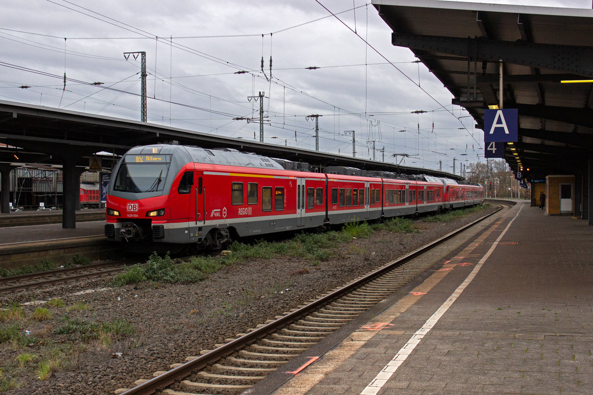 Eine Doppeleinheit Flirt-Triebwagen, bestehend aus 1428 004 und 1428 007 steht am 01.12.18 in Wanne-Eickel.