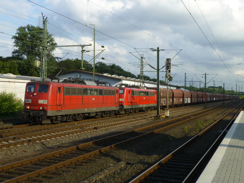 Eine Doppeltraktion mit Privatbahn-151 hätte man sich vor ein paar Jahren auch ncoh nicht so richtig vorstellen können, hier sind RBH 151 147 und 014 am 24.9.15 mit vielen Selbstentladewagen in Eller unterwegs.