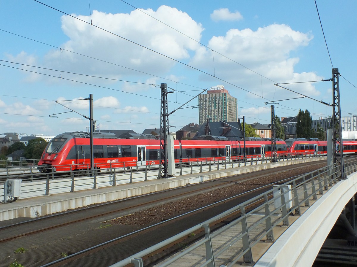 Eine Doppeltraktion TALENTe (an der Spitze 442 133) erreicht am 2.10.13 Berlin Hauptbahnhof.
RB 14 -> Nauen