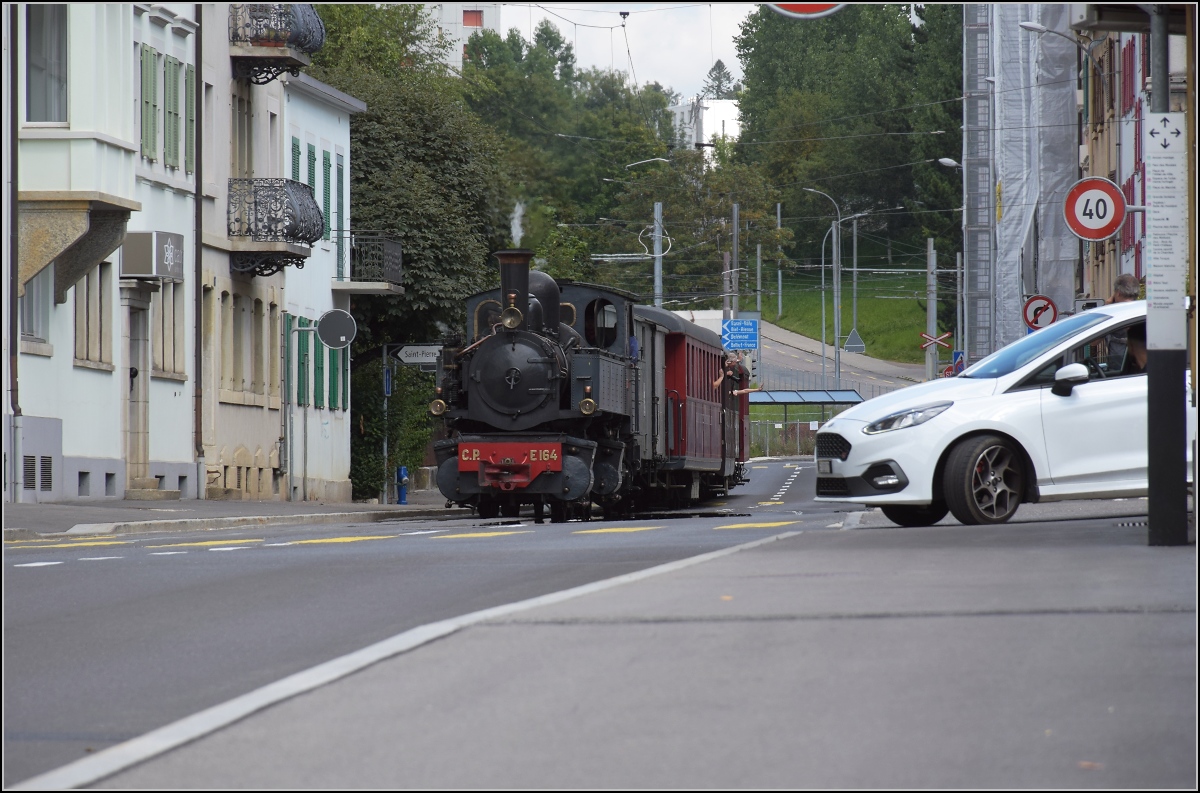 Eine etwas ungewöhnliche Verkehrsteilnehmerin in La Chaux-de-Fonds. 

CP E 164 hat ihren jährlichen Einsatz auf der Strasse. In die Rue du Crêt einzubiegen hat für die Autofahrer bisweilen zusätzliche Schwierigkeiten parat. September 2021.