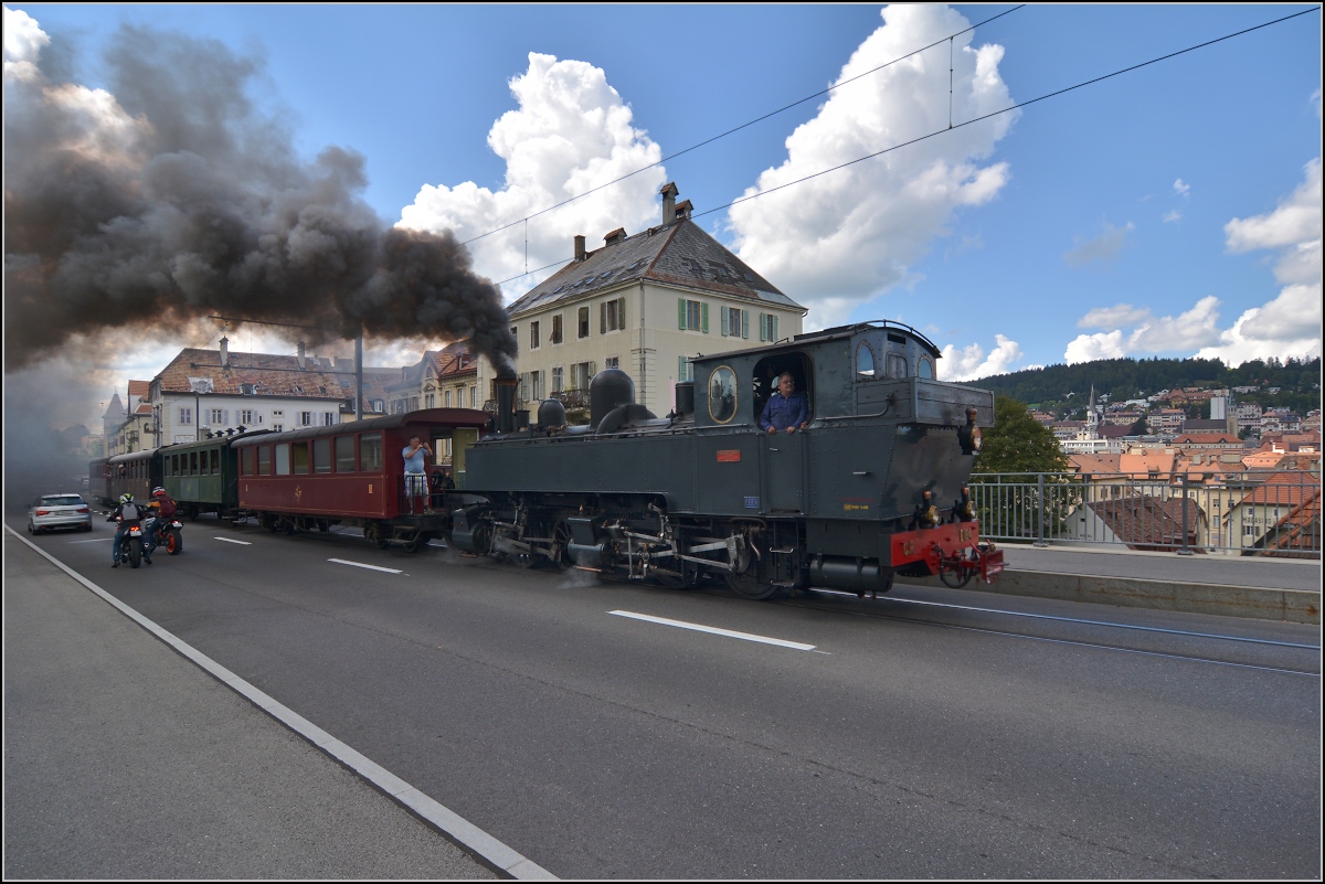 Eine etwas ungewöhnliche Verkehrsteilnehmerin in La Chaux-de Fonds. 

Rette sich, wer kann. Denn CP E 164, heute bei La Traction, schnaubt mit viel Rauch als Geisterfahrerin die Rue du Manège hinauf. Den Blick auf das Weltkulturerbe kann sie aber nicht ganz verstellen. September 2021.