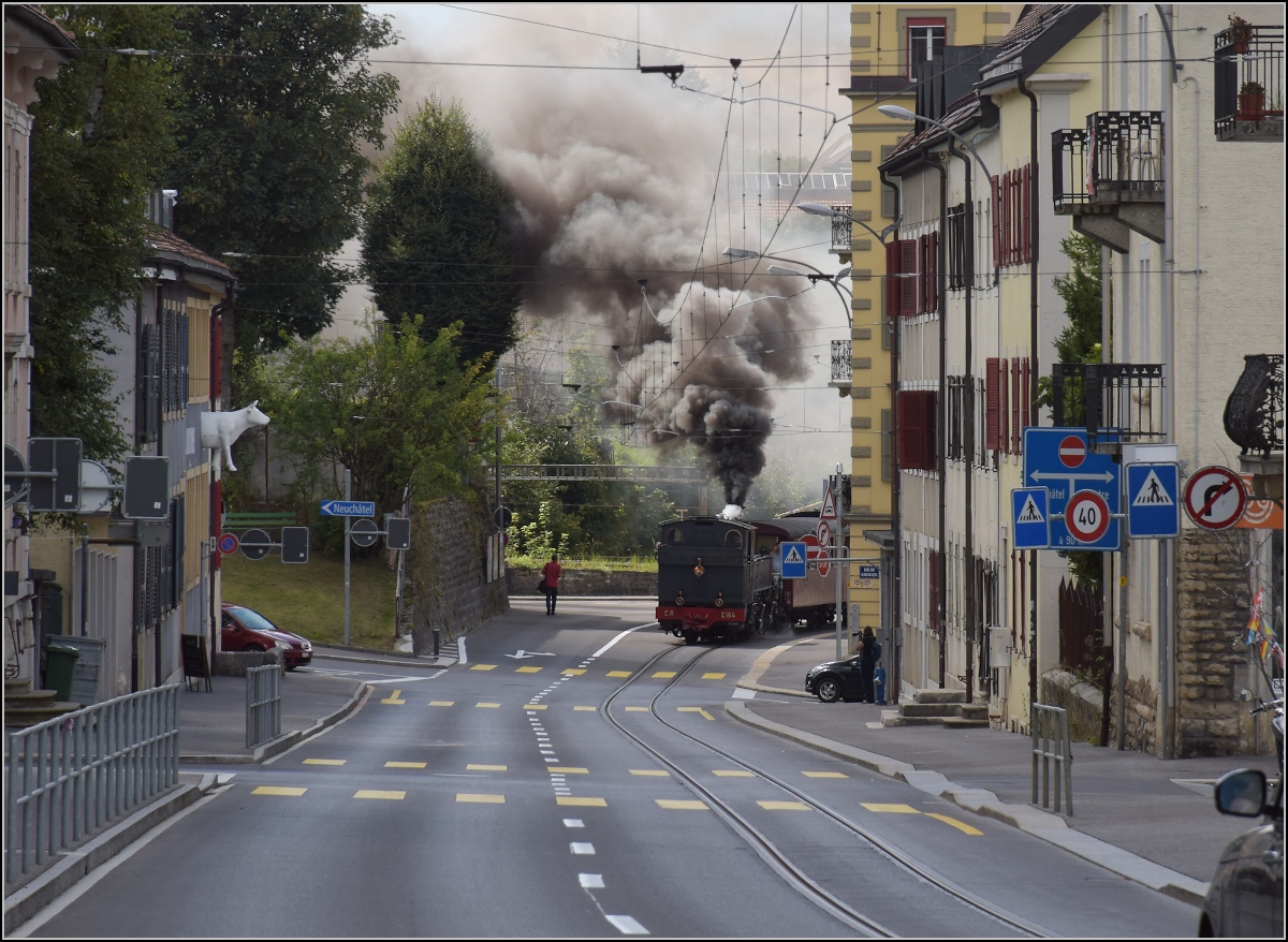 Eine etwas ungewöhnliche Verkehrsteilnehmerin in La Chaux-de-Fonds. 

CP E 164, heute bei La Traction, hat ihren jährlichen Einsatz auf der Strasse. Trotz Höhenluft auf 1000 m geht es vom Bahnhof bis Bellvue noch ordentlich bergan. Bereits beim Einbiegen von der Rue de la Tranchée in die Rue de Manège ist die Anstrengung deutlich zu erkennen. September 2021.