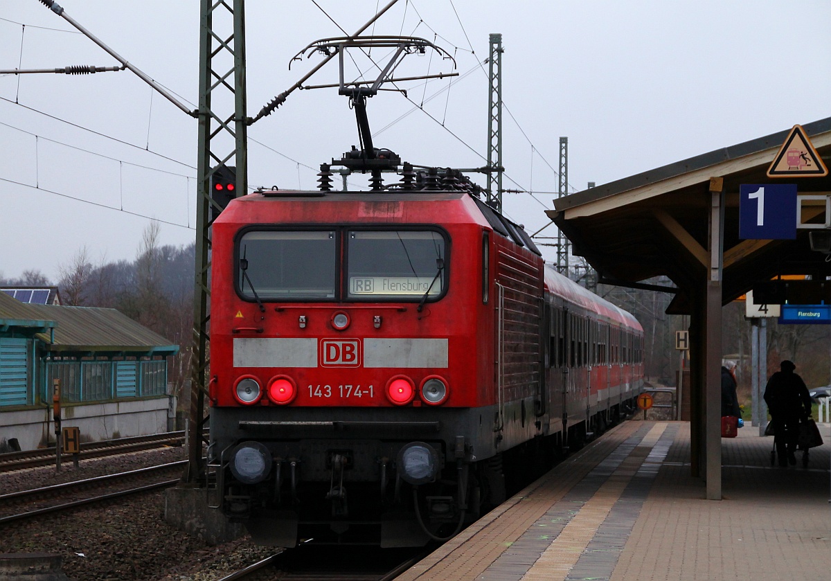 Eine Ex-Triererin zu Besuch in Schleswig....143 174-1(Unt/STR/15.06.12)als Schublok einer RB nach Flensburg aufgenommen in/am Bhf von Schleswig. 18.03.2014