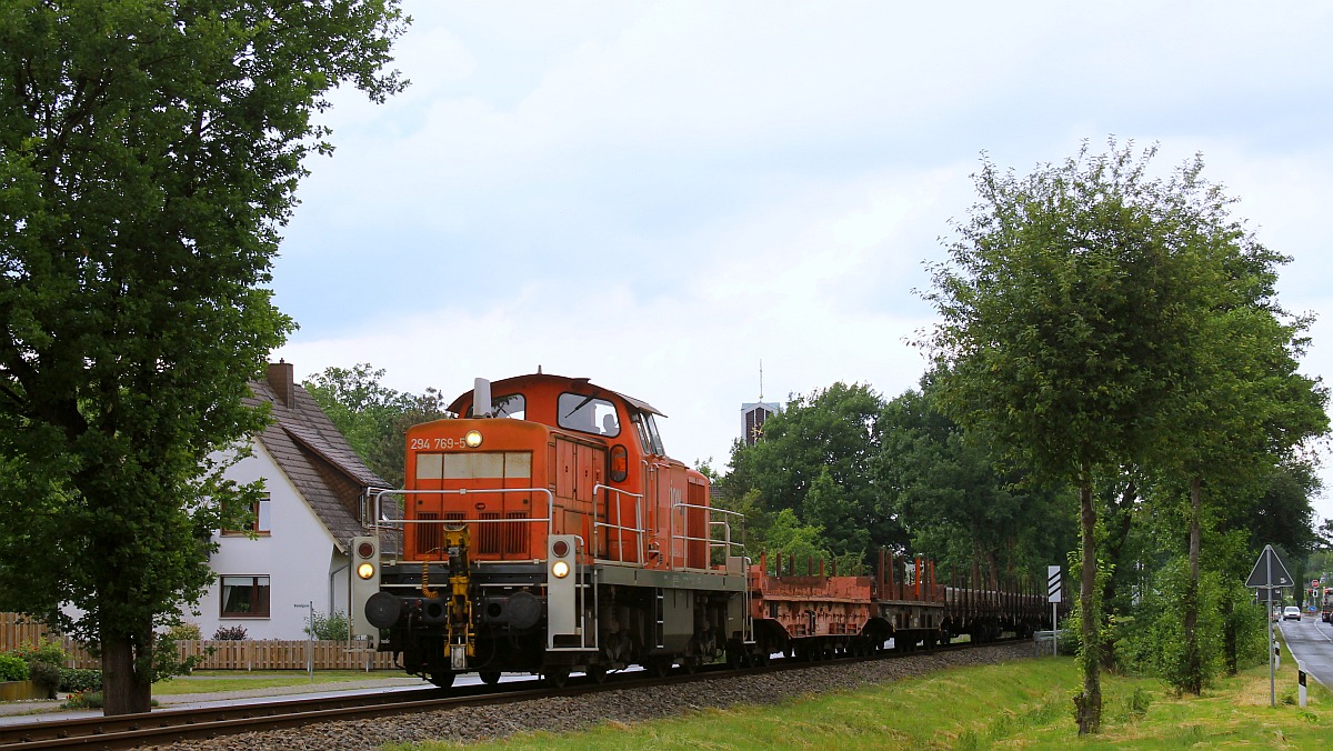 Eine halbe Stunde später folgte dem Güterzug bei wesentlich schlechterem Wetter ein weiterer Güterzug nach Georgsmarienhütte, dieses mal gezogen von DB 294 769, Hasbergen 08.09.2022