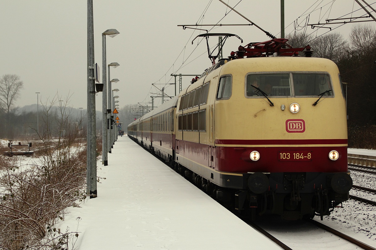 Eine ihrer letzten Fahrten vor der Abstellung hatte E03 184/103 184-8 mit dem IC79/2417  Hanseat  von Flensburg nach Köln am 12.02.2012 hier beim Halt in Schleswig.