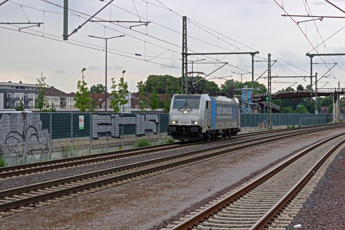 Eine Leerfahrt der Lokomotive 186 436 von Railpool rollt am 08.07.21 durch Opladen in Richtung S�den.
