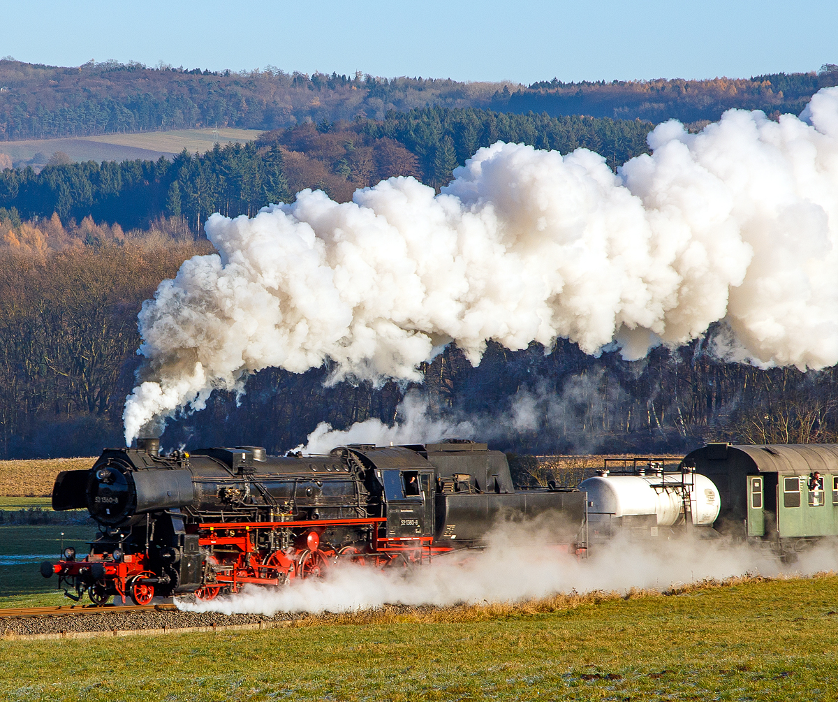 
Eine der letzten Altbau-52er...
Die 52 1360-8 bzw. 52 360  (90 80 0052 360-9 D-HEV) vom Verein zur Förderung des Eisenbahnmuseums Vienenburg e.V.  mit dem Dampfsonderzug der Eisenbahnfreunde Treysa e.V., am 03.12.2016 auf der Fahrt von Limburg nach Westerburg  über die Oberwesterwaldbahn (KBS 461), hier bei Berzhahn.

Die Lok wurde 1943 von August Borsig Lokomotiv-Werke in Berlin unter der Fabriknummer 15457 gebaut. Sie ist noch eine der letzten drei Altbau 52er mit Generalreparierten Kessel der DR.
