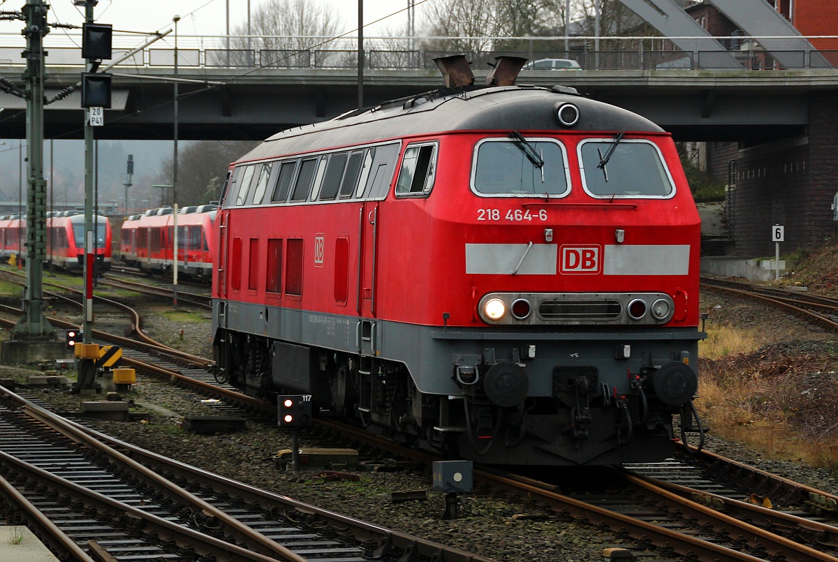 Eine Münchnerin im Norden. 218 464-4 rangierte im Bereich des Kieler Hbf's um dann zum tanken zu fahren. Kiel 31.12.2011