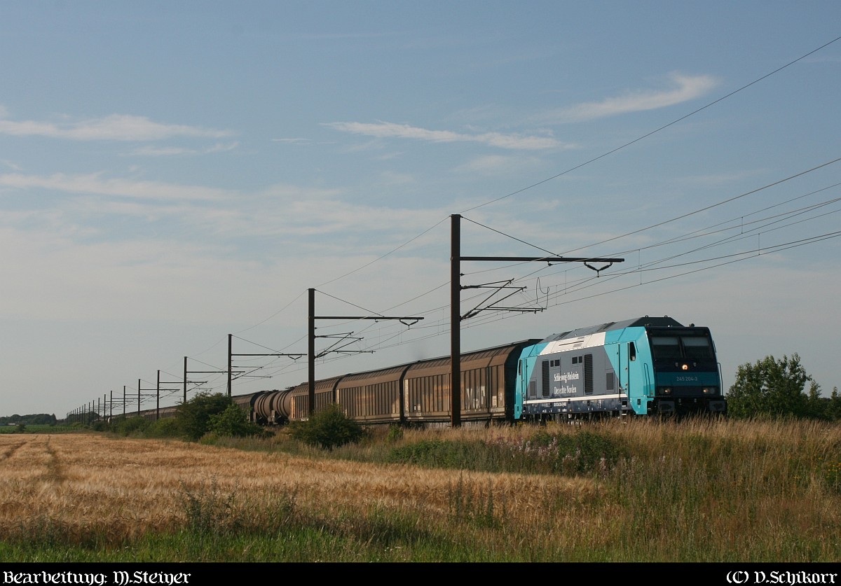 Eine nagelneue deutsche Diesellok alleine ohne Unterstützung unterwegs in Dänemark...das ging nur mit einem Lotsen...NAH.SH 245 204-3 mit einem Güterzug aufgenommen bei Fårhus kurz vor Padborg/DK. 07.08.2015