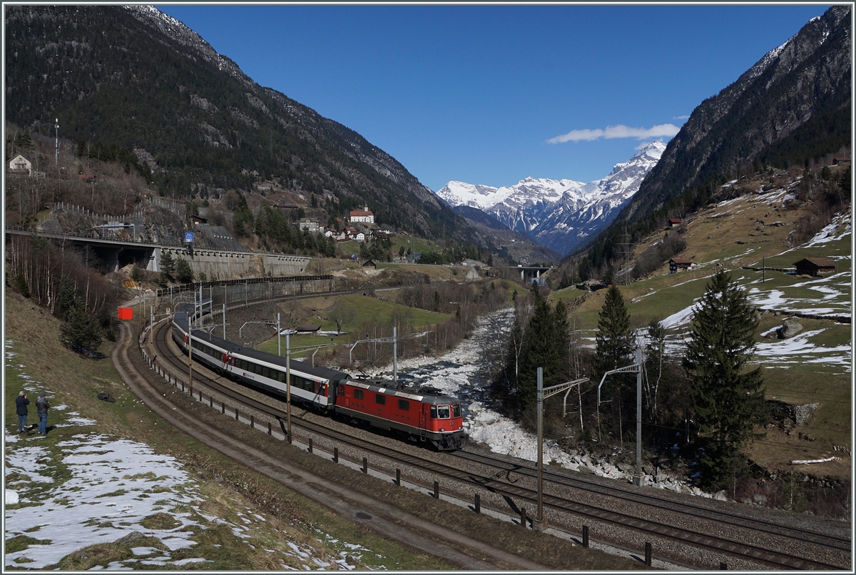 Eine SBB Re 4/4 II mit einem Gotthard IR auf dem Weg nach Locarno bei Wassen.
17. März 2016