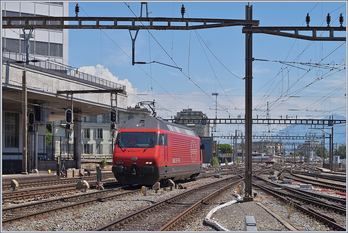 Eine SBB Re 460 in Lausanne in an und für sich keine Seltenheit, eine hier rangierende hingegen ist aber doch nicht so häufig zu beobachten: die SBB Re 460 114-2  Circus KNIE  (UIC 91 85 4 4460 114-2 CH-SBB) auf Rangierfahrt in Lausanne. 1. Juni 2020