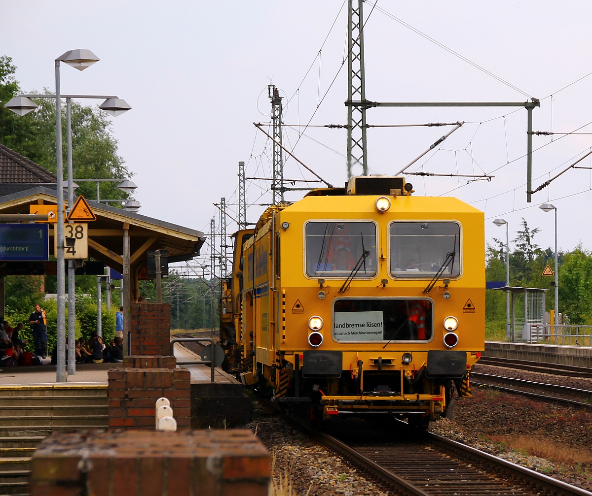 Eine Stopfmaschine P & T Unimat 08/275 3S plus SSP 110 SW der Fa. Spitzke dieselt hier durch Schleswig dem Ziel Padborg entgegen. 07.07.2014