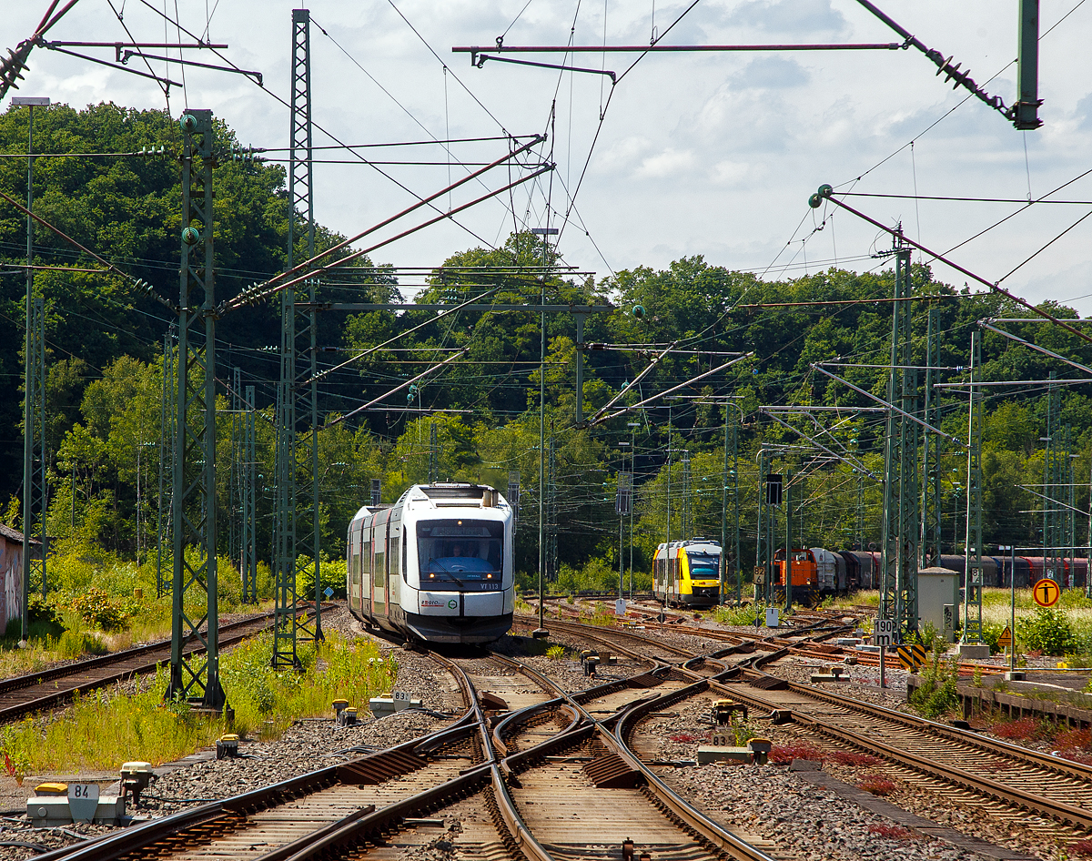 Eine Überraschung....
Der VT 113 (95 80 0609 113-5 D-REGIO) der Regiobahn Fahrbetriebsgesellschaft mbH (Mettmann), ex BOB VT113 Lenggries, ein Dieseltriebwagen vom Typ Integral S5D95, fährt am 03.06.2022 auf Sonderfahrt durch den Bahnhof Betzdorf (Sieg) in Richtung Siegen.  Nochmals einen lieben Gruß zurück an die nette Triebfahrzeugmannschaft. 

Der Integral wurde 1998 von der Integral Verkehrstechnik AG in Jenbach (Tirol) unter der Fabriknummer J3155-13 für die BOB gebaut. Im Juni 2020 ging er an die Regiobahn. Die Fahrzeuge sollen bis zur Elektrifizierung der Strecke der Regiobahn eingesetzt werden, die zum Fahrplanwechsel 2026 geplant ist.
