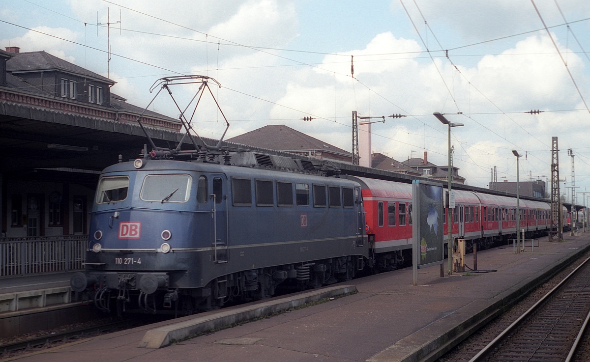 Eine der vielen  Sonderlinge  der Reihe E10...DB E10 271 wurde 1963 als Kasten E10 gebaut, nach einem schweren Unfall im Jahre 1971 wobei die Lok ausbrannte hat man sie von 1971 bis 1974 in München Freimann mit Krauss Maffai zusammen wieder aufgebaut und mit einem Lokkasten Modell  Bügelfalte  inkl der seltenen Haltestangen wieder in den Dienst aufgenommen. Stationiert war sie u.a in München Köln Dortmund Frankfurt Saarbrücken und Trier. Obwohl sie im Jahre 2000 in Erfurt(UE) eine IS 700 Revision erhielt wurde sie Anfang 2004 wegen einer defekten E-Bremse z-gestellt und ausgemustert. Da das DB Museum in Koblenz kein Interesse an der letzten stahlblauen E10 hatte wurde sie im Juli 2004 bei der Fa. Steil verschrottet. Hier steht sie mit einem Regionalzug im Bhf von Offenburg am 19.04.2001 (Bearb: M.Steiner, (C) D.Schikorr)