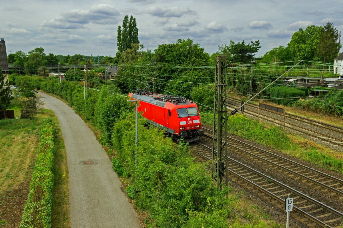 Eine weitere der zahlreichen Leerfahrten am 02.08.22: 185 027 erreicht in K�rze den Rangierbahnhof Osterfeld.