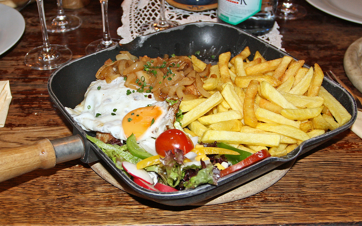 
Eine wunderbare Hauptspeise, das Winzerschintzel im Weingut Fries in Kattenes, nach einem herrlichen Tag an der Mosel (20.06.2014). 