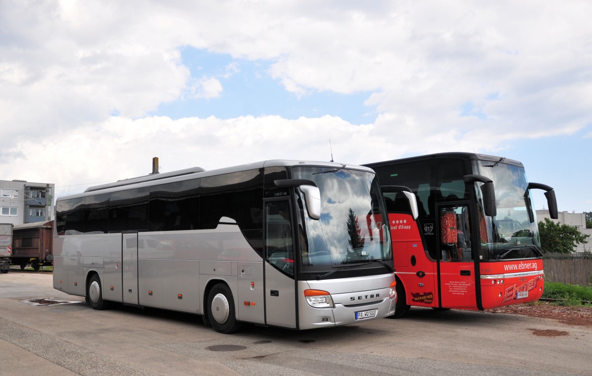 Einen Setra 415 GT-HD und den Van Hool T917 Astron von Ebner Reisen aus �sterreich am 12. Juli 2014 in Krems gesehen.