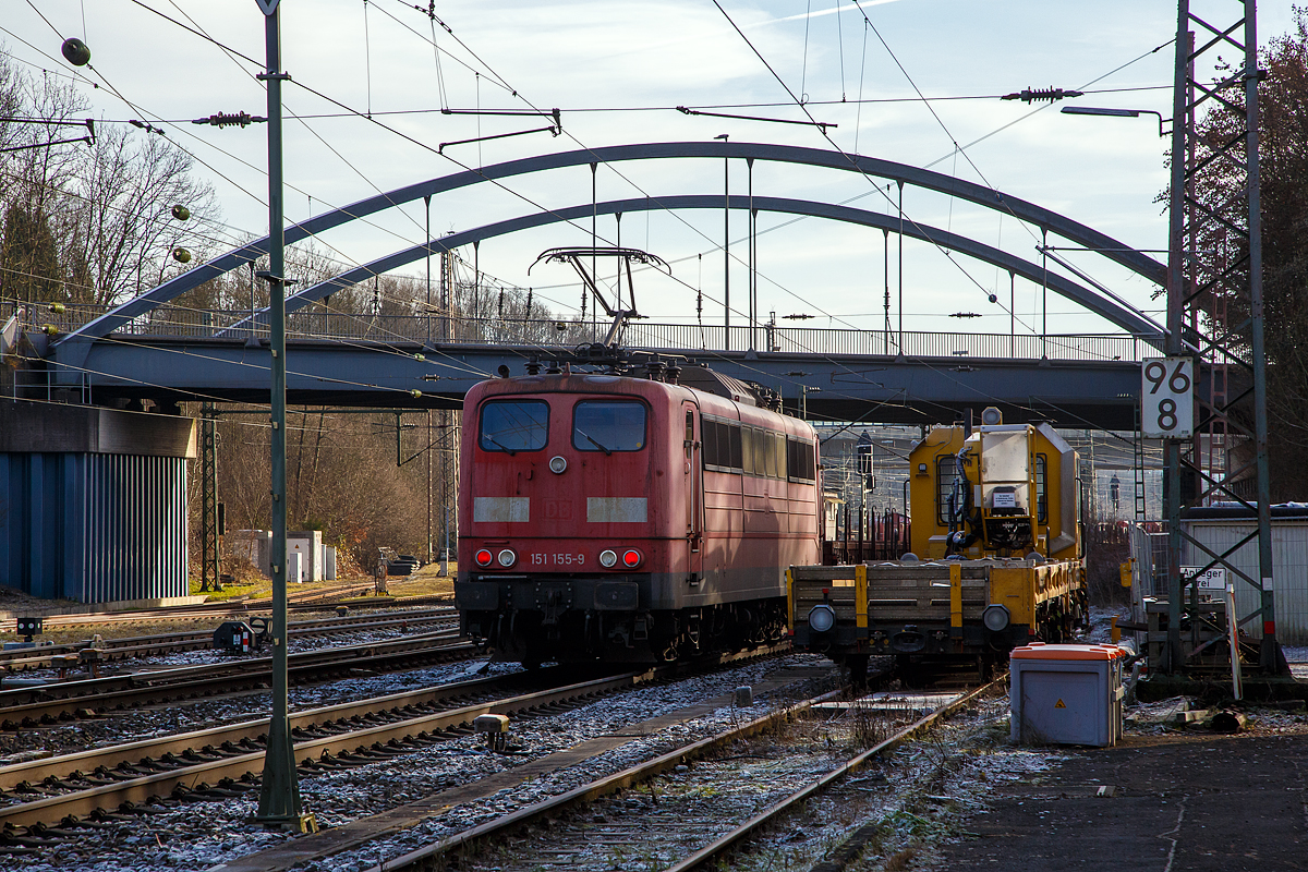 Einen so langen G�terzug habe ich noch nicht gesehen.....
Die an die DB Cargo AG vermietete Railpool 151 155-9 (91 80 6151 155-9 D-Rpool), schiebt am 22.12.2021, einen extrem lagen gemischten G�terzug (gezogen von der 185 361-3) durch Kreuztal in Richtung Siegen. 

Da der Zug so lang und wohl auch schwer war, wurde er von der 151 155-9 nachgeschoben. Das G�terz�ge auf der Ruhr-Sieg-Strecke (KBS 440) zwischen Altenhundem und Kreuztal nachgeschoben werden, kommt heute noch ab und an vor, enden aber (bzw. beginnen) in Kreuztal. Aber hier erfolgt der Nachschub weiter. Hier im Schiebedienst werden beide Lokomotiven mit Lokf�hrer besetzt und bedient.

Es ist gut m�glich dass die nachschiebende 151 155-9 mit Schraubenkupplung an den Zug gekuppelt war. 
