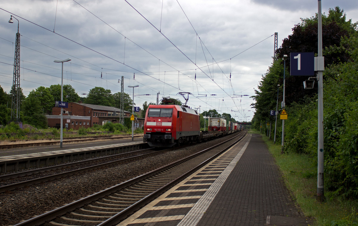 Einen Zug des kombinierten Verkehrs hatte 152 152 am Haken, als sie am 13.06. in Bonn-Beuel nordw�rts unterwegs war.