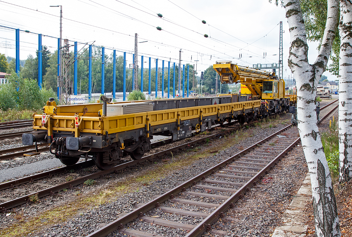 
Einer der beiden Kran Schutzwagen zum GOTTWALD Gleisbauschienenkran GS 80.08 TT der STRABAG, abgestellt am 17.09.2016 in Kreuztal, hier der 37 RIV 80 3999 050-2 D-BRS (Gattung Res) der BMTI Rail Service GmbH (Servicebetrieb der STRABAG SE). 

TECHNISCHE DATEN:
Spurweite: 1.435 mm
Anzahl der Achsen: 4 (in 2 Drehgestellen)
Drehzapfenabstand: 14.860 mm
Achsabstand im Drehgestell: 1.800 mm
Länger über Puffer: 19.900 mm
Länge der Ladefläche: 18.400 mm
Raddurchmesser: 920mm (neu)
Eigengewicht: 25,3 t
Maximale Traglast: 54,5 t
Kleinster befahrbarer Radius: 75 m 
max. Geschwindigkeit: 100 km/h (beladen) / 120 km/h (leer)
Maximale Achslast: 20 t