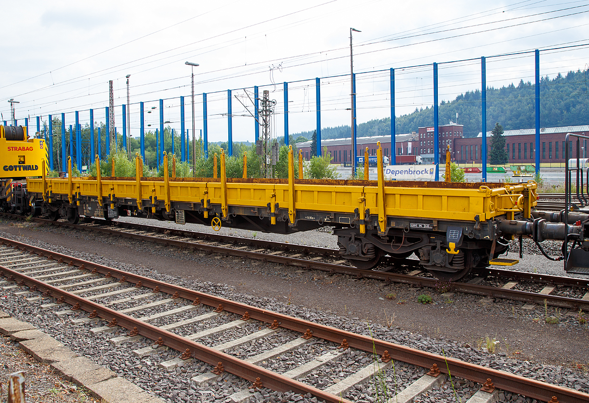 
Einer der beiden Kran Schutzwagen zum GOTTWALD Gleisbauschienenkran GS 80.08 TT der STRABAG, abgestellt am 17.09.2016 in Kreuztal, hier der 37 80 3999 129-4 D-BRS (Gattung Res) der BMTI Rail Service GmbH (Servicebetrieb der STRABAG SE). 

TECHNISCHE DATEN:
Spurweite: 1.435 mm
Anzahl der Achsen: 4 (in 2 Drehgestellen)
Drehzapfenabstand: 14.860 mm
Achsabstand im Drehgestell: 1.800 mm
L�nger �ber Puffer: 19.900 mm
L�nge der Ladefl�che: 17.920 mm
Raddurchmesser: 920mm (neu)
Eigengewicht: 26,5 t
Maximale Traglast: 53,5 t
Kleinster befahrbarer Radius: 75 m 
max. Geschwindigkeit: 100 km/h (beladen) / 120 km/h (leer)
Maximale Achslast: 20 t