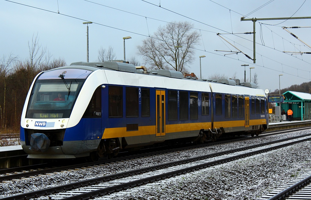 Einer der ersten die umgeklebt wurden war der ex NOB nun NWB Lint 41 648 369/869 hier aufgenommen beim Halt in Schleswig, Fahrziel ist Kiel Hbf. 10.12.2012