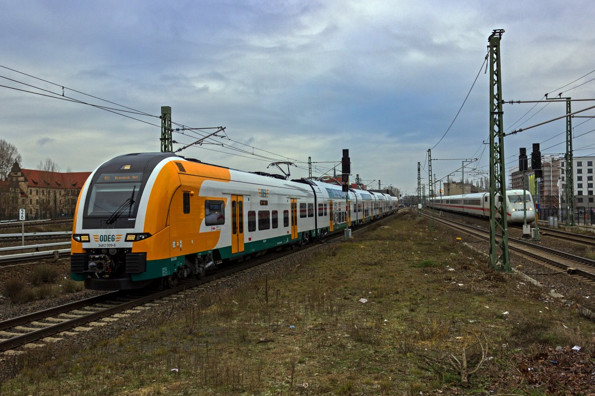 Einer der neuen Desiro HC der ODEG, 3462 009, f�hrt am 13.12.2022 auf dem Weg in Richtung Brandenburg in Berlin-Ostkreuz ein.