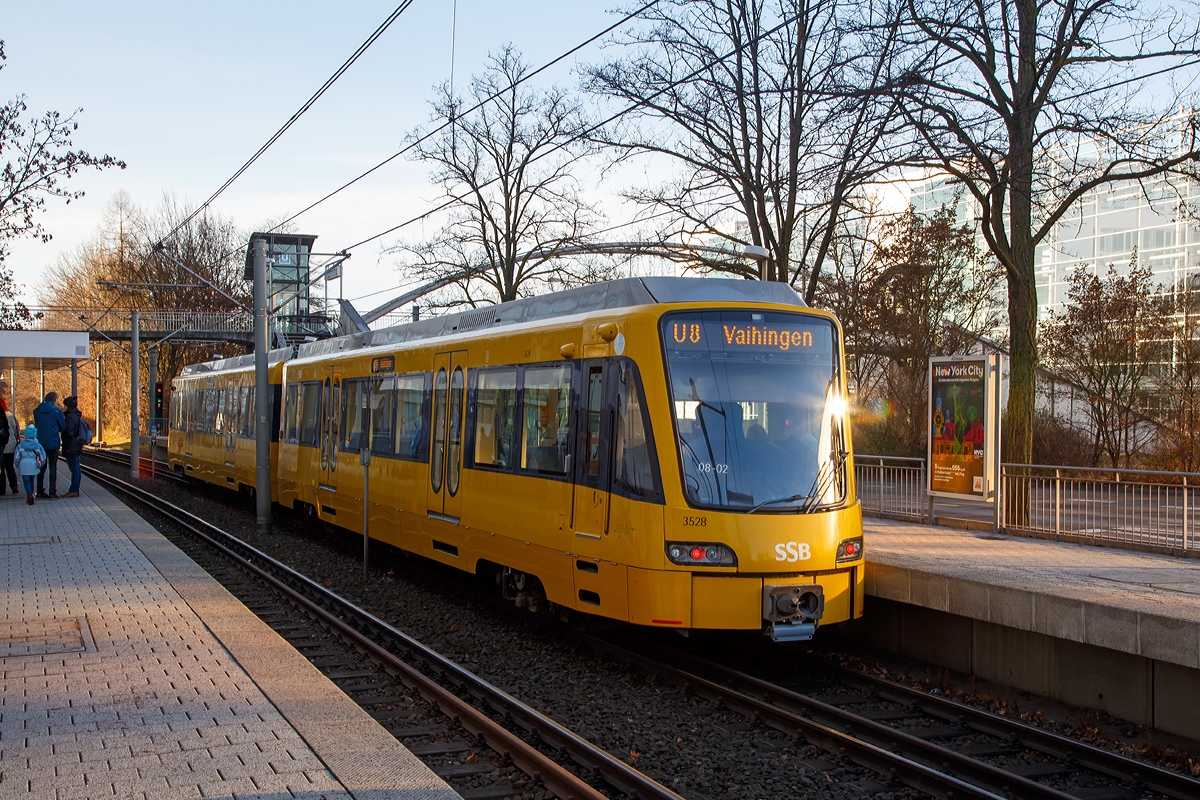 Einer der neusten SSB - Doppeltriebwagen ein DT 8.12 der TW-Nr. 3527 / 3528 am 27.12.2016 beim Halt an der Haltestelle Alpstrae in Degerloch, als Linie U8 (nach Vaihingen).

Mit dieser Fahrzeugreihe kam erstmals, mit Stadler Pankow, ein neuer Hersteller zum Zuge. Die Hochflurwagen entsprechen im Wesentlichen ihren von der DWAG und Siemens gelieferten Vorgngern, doch der Typ DT 8.12  ist optisch wie technisch neugestaltet und wurde ab Dezember 2012 ausgeliefert. Die Entwicklung basiert auf dem Typ Tango von Stadler, wurde aber speziell auf die Stuttgarter Verhltnisse angepasst. Die Stuttgarter Topographie stellt nmlich besondere Anforderungen an die Fahrzeuge. Im Stadtbahnnetz von Stuttgart sind zahlreiche lange Steigungsstrecken mit bis zu 70 ‰ vorhanden.

Zunchst wurden 20 Zge bestellt und ausgeliefert. Optionen bestehen fr weitere 40 Zge, wovon bereits 20 weitere abgerufen wurden. Grund dafr sind steigender Fahrgastzahlen und Linienerweiterungen.
Das Leergewicht betrgt 62 Tonnen. Alle Achsen sind angetrieben und entsprechen einer Leistung von 8 x 130 kW.

TECHNISCHE DATEN der DT 8.12:
Stck: 20
Nummer: 3501 bis 3540
Baujahre: 2012 – 2014
Hersteller: Stadler Pankow 
Spurweite: 1.435 mm
Achsformel: Bo‘ Bo‘ + Bo‘ Bo‘
Lnge ber Kupplung: 39.110 mm
Breite: 2.650 mm
Hhe ber alles: 3:715 mm
Fubodenhhe ber SOK: 1.000 mm
Innenbreite Durchgang: 1.000 mm
Raddurchmesser neu/abgenutzt: 740 / 660  mm
Sitzpltze: 94
Klappsitze: 12
Stehpltze: 149
Leergewicht: 62 t
Zuladung: 27 t
Anfahrbeschleunigung bis 25 km/h: 1,3 m/s
Anfahrbeschleunigung bis 50 km/h: 0,9 m/s
Betriebsbremse aus 80 km/h: 1,3 m/s
Zwangsbremse: 1,5 m/s
Gefahrenbremse aus 70 km/h: 2,75 m/s
Hchstgeschwindigkeit: 80 km/h
Bogenradius minimal: R 50 m
Fahrdrahtspannung: 750 V DC
Netzstrom maximal: 1.200 A
Anzahl Fahrmotoren: 8
Anzahl Triebachsen: 8
Stromart fr Antrieb: AC
Motortyp: DKOBZ 0610-4G
Dauerleistung: 8 x 130 kW
Gesamtleistung: 1.040 kW

Klimaanlage
Leistungsaufnahme gesamt: 35 kW
Heizleistung bei 750 V: 72 kW
Khlleistung (Nennwert): 60 kW
Zuluftmenge Auenluft:  ca. 8 000 m

Beschaffungskosten: ca. 3,7 Mio. /Stck