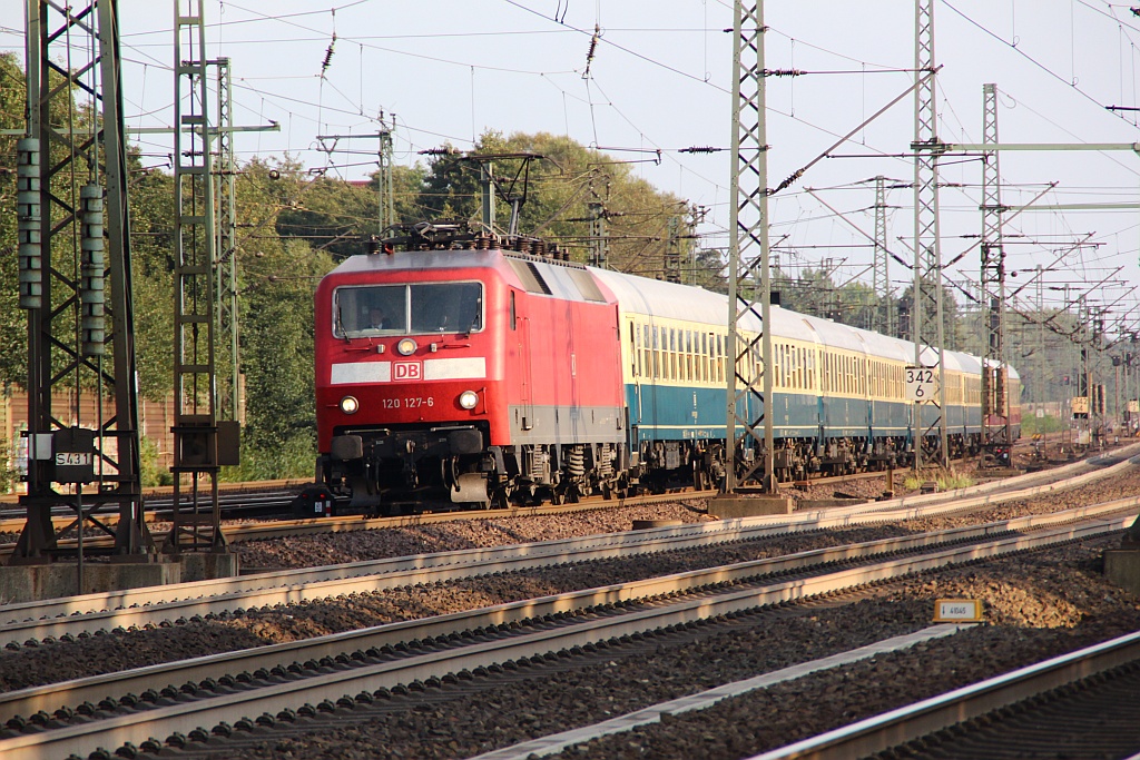 Eines der letzten Bilder des IC 79/2410/2417 im Nostalgie-Modus aber schon mit der eher langweiligen Zuglokvariante hier die 120 127-6. HH-Harburg 28.09.2012