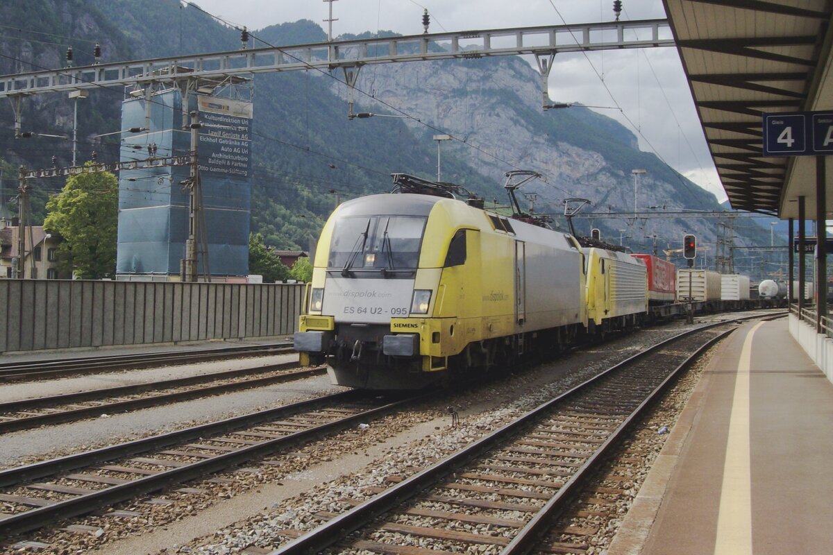 Einfahrt Ausfahrt von der kahler TX Log U2-095 in Erstfeld nach Göschenen am 7 Juni 2009.