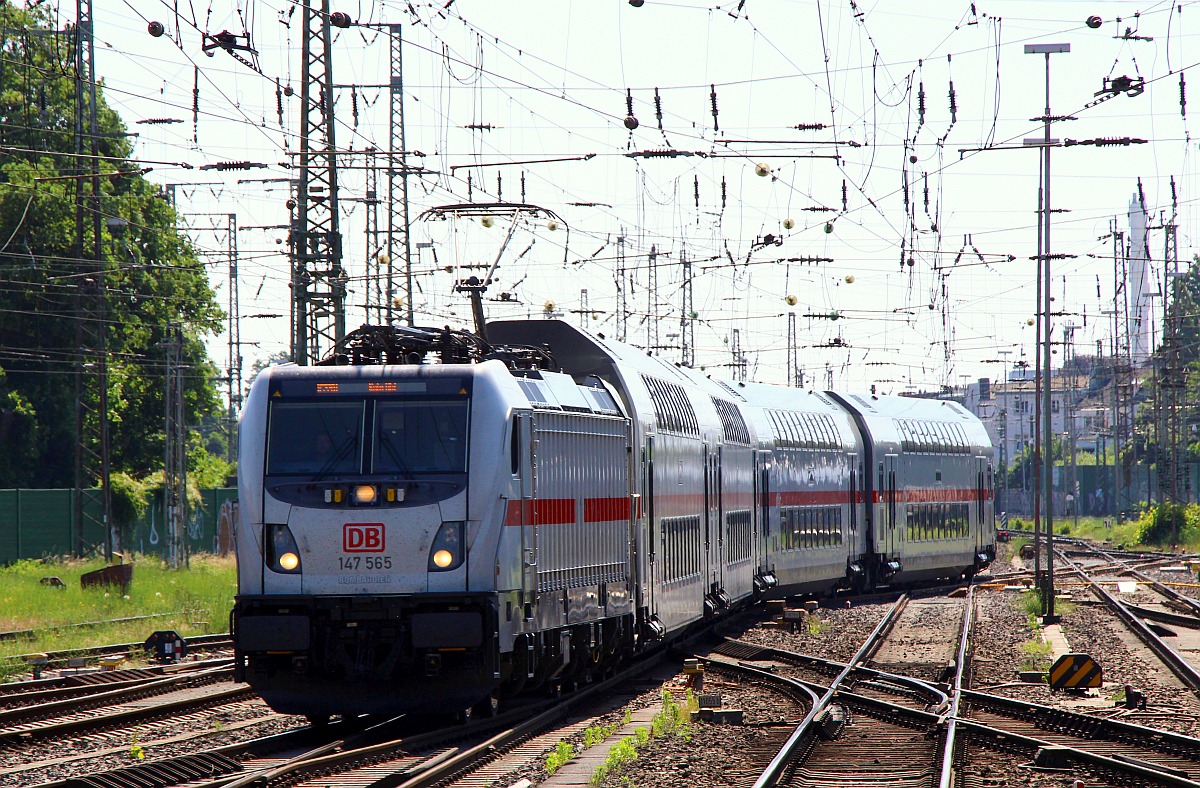 Einfahrt Bremen Hbf für den IC 2401 nach Köln mit Zuglok 147 565-6. Bremen 11.06.2022