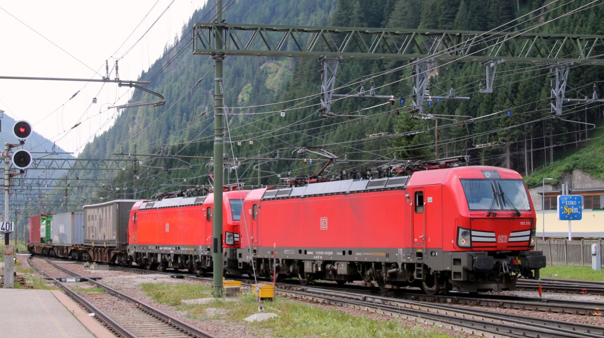 Einfahrt DB 193 315+327 mit KLV am Brenner 18.07.2019