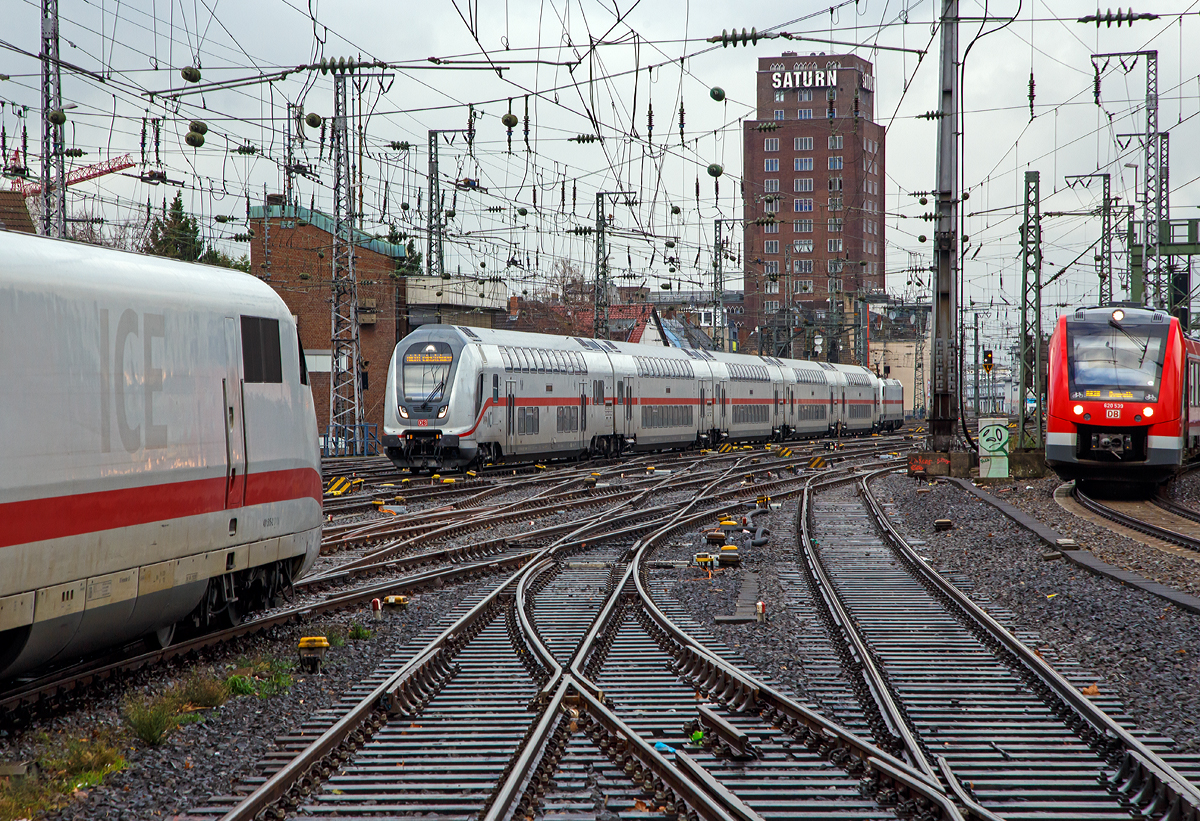 
Einfahrt eines IC 2 am 22.12.2018 in den Hbf Köln, Schublok war die 146 565-7.