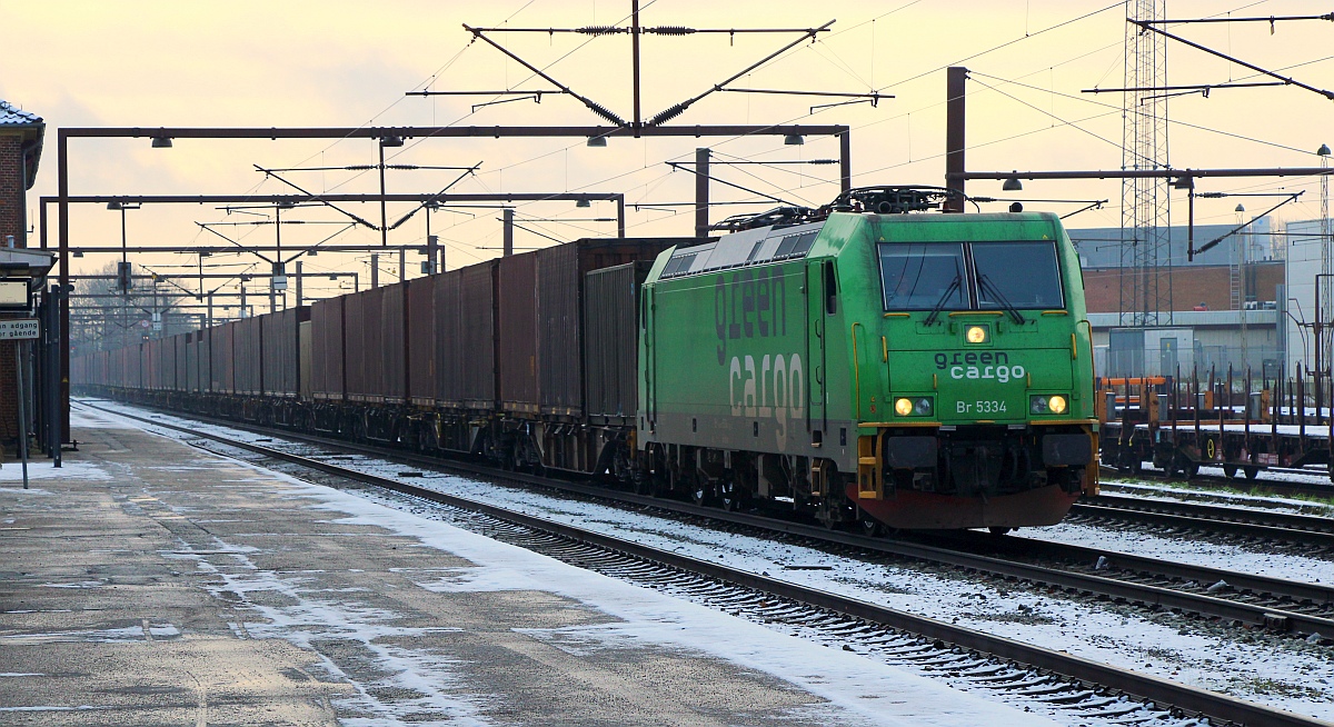 Einfahrt für die  Braune Wand  dem Volvo Zug aus Maschen mit Zuglok GC Br5334. Pattburg/DK 09.12.2022