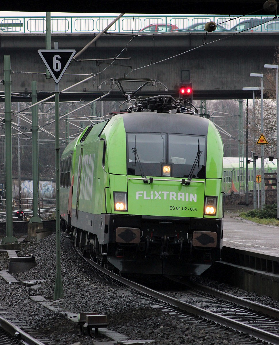 Einfahrt fr den Flix nach Kln....Zuglok heute ES 64 U2-005/ 182 505-8(REV/Lz/07.12.18). HH-Harburg 22.12.2018