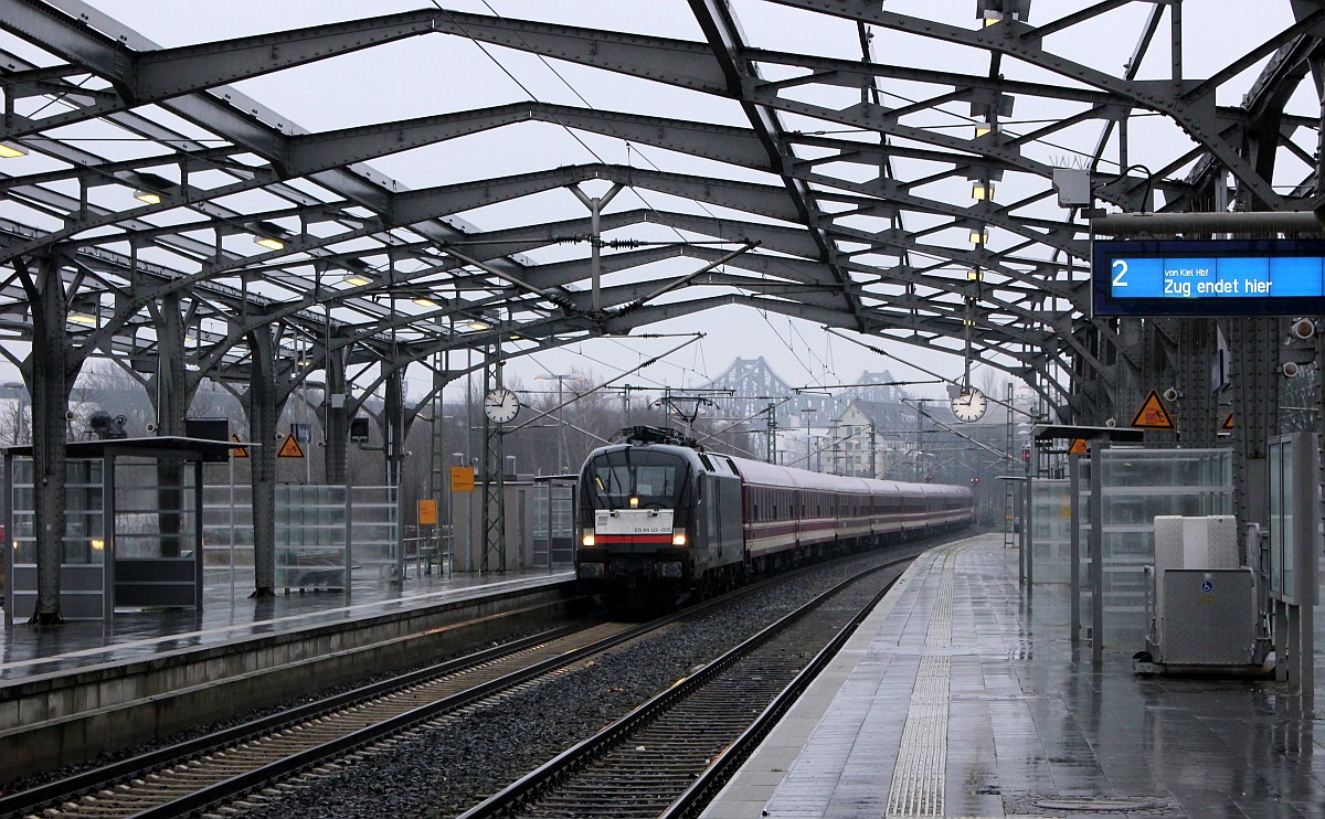 Einfahrt für den Karnevals-Leerzug aus Münster...ES 64 U2-035 mit 14 Euro-Expresswagen(Bvcmz,WGmkh,WRmh,AB30) als DLr 13478 auf dem Weg nach Padborg/DK. Rendsburg 20.02.2020