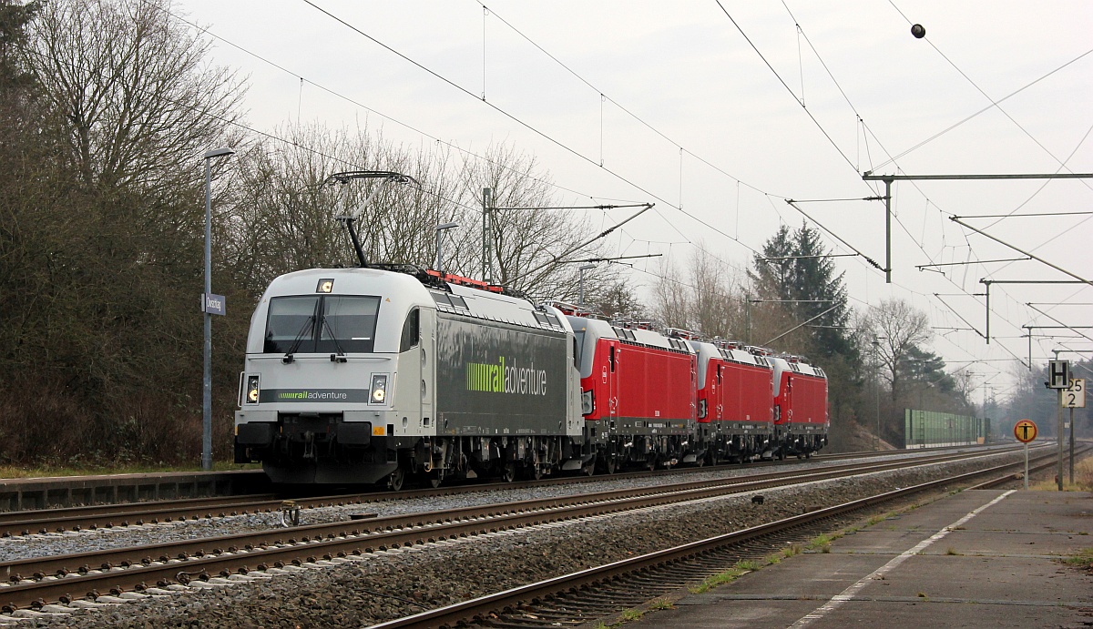 Einfahrt für RailAdventure 183 500-8, REV/mgw Service/04.09.15 mit dem DbZ 42792 bestehend aus den DSB Vectronen EB 3208, 3206 und 3207. Owschlag 24.01.2021