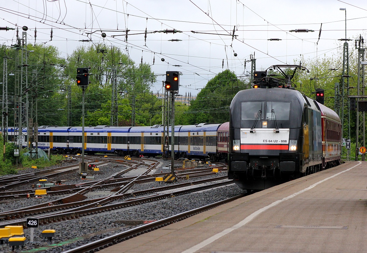 Einfahrt HKX 1806 nach Köln mit Zuglok MRCE/BoxXpress/HKX 182 508/ES64U2-008 in den Hamburger Hauptbahnhof. 30.05.2015