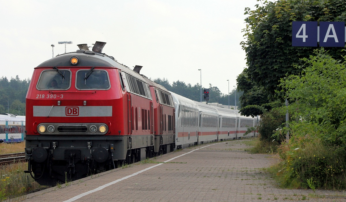 Einfahrt in Husum für DB 218 390 und 385 mit dem IC 2214. Husum 25.07.2021