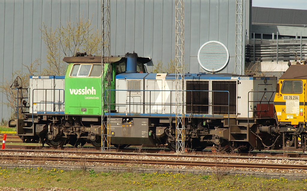 Eingereiht in einen SPENO Schleifzug der in Aarhus abgestellt war war diese unbekannte in Werksfarben lackierte MaK 1000BB die komplette Aufschriften in italienischer Sprache trug. Aarhus 14.07.2011