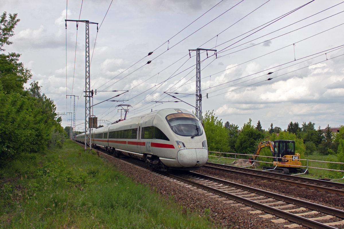 Einige ICE T der Baureihe 411 wurden um das Jahr 2007 von der DB im Rahmen der Zusammenarbeit im grenzüberschreitenden Verkehr an die ÖBB übergeben und sind seither der Baureihe 4011 zugeordnet. 4011 090, der auf den Namen der österreichischen Hauptstadt getauft ist, war am 28.05. gemeinsam mit dem weiterhin im deutschen NVR registrierten Triebzug 411 052 von Hamburg in Richtung München unterwegs. Aufgrund der Bauarbeiten südlich von Berlin führte dieser Weg auch durch den ehemaligen Güterbahnhof Wuhlheide.