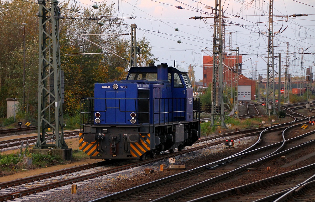 Einsam in Neumünster abgestellt der  Schwaben-Sprinter  der ESG oder 275 108-9/ESG 8. Neumünster 26.10.2013(aus dem vorbeifahrenden Zug aufgenommen)