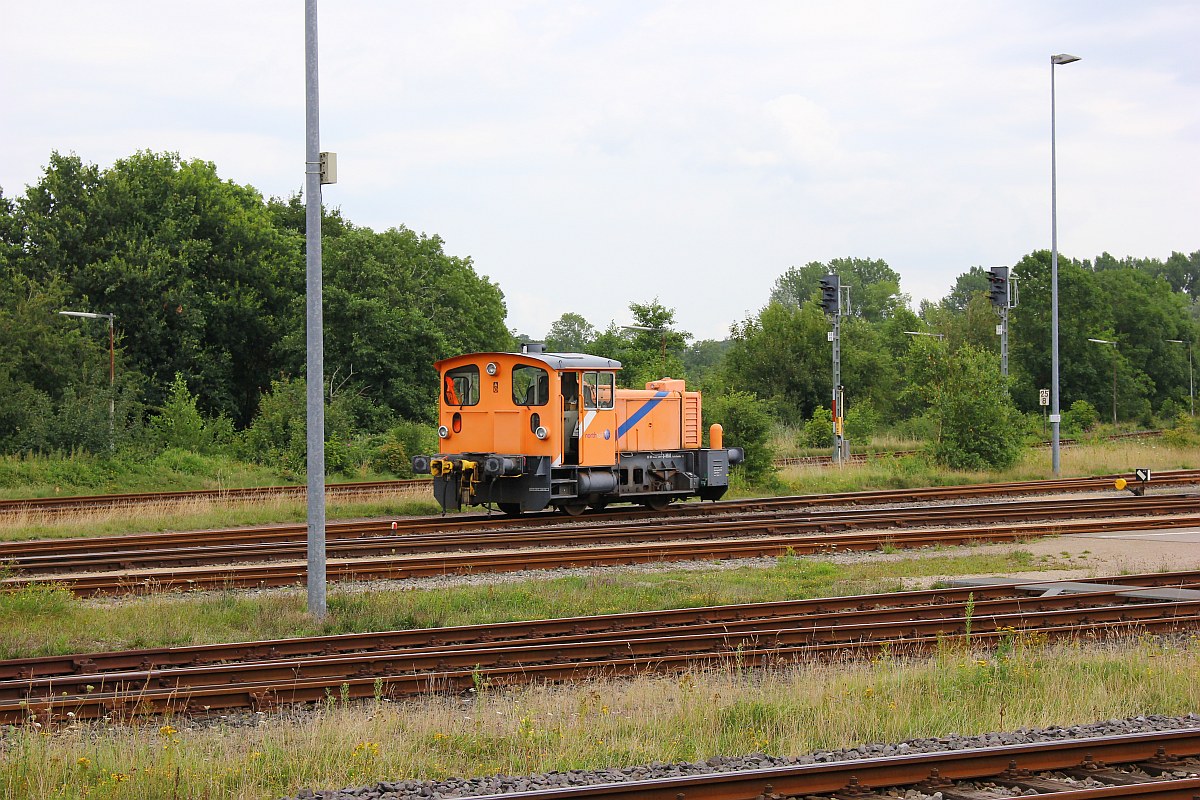 Einsam stand die 335 106-1 vor dem Bw in Husum rum....02.08.2017