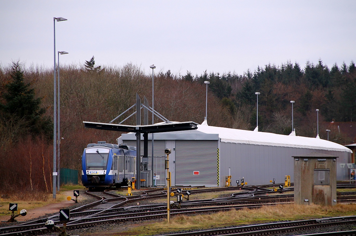 Einsam steht NOB VT 302(Lint 41 I)0648 362/862 an der Tankstelle vor der neuen Halle im NOB Bw in Husum. 08.02.2014