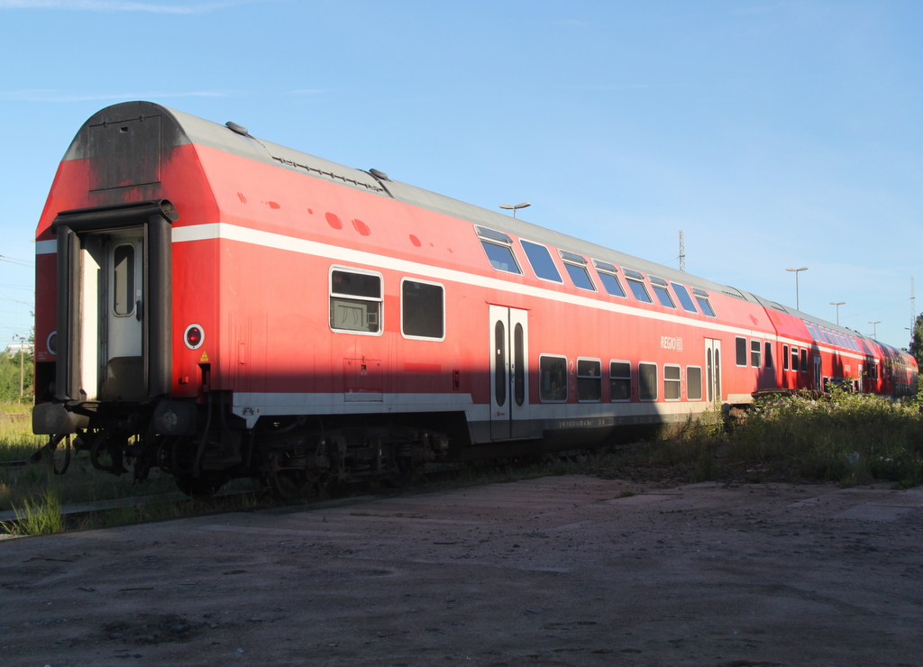 Einsam und verlassen stand der DBuza-Wagen im Rostocker Hbf abgestellt Ziel wird fr seine letzte Ruhe laut Wagenzettel Mukran sein.15.06.2014