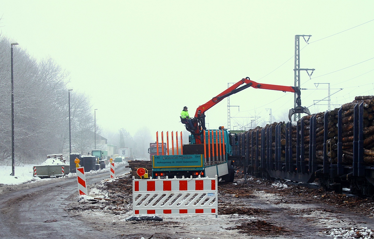 Einsamer Belader...geschützt steht der letzte Holztransporter an der Ladestrasse und belädt mit seinen letzten Stämmen einen Snps5 Rungenwagen. Jübek 31.01.2015