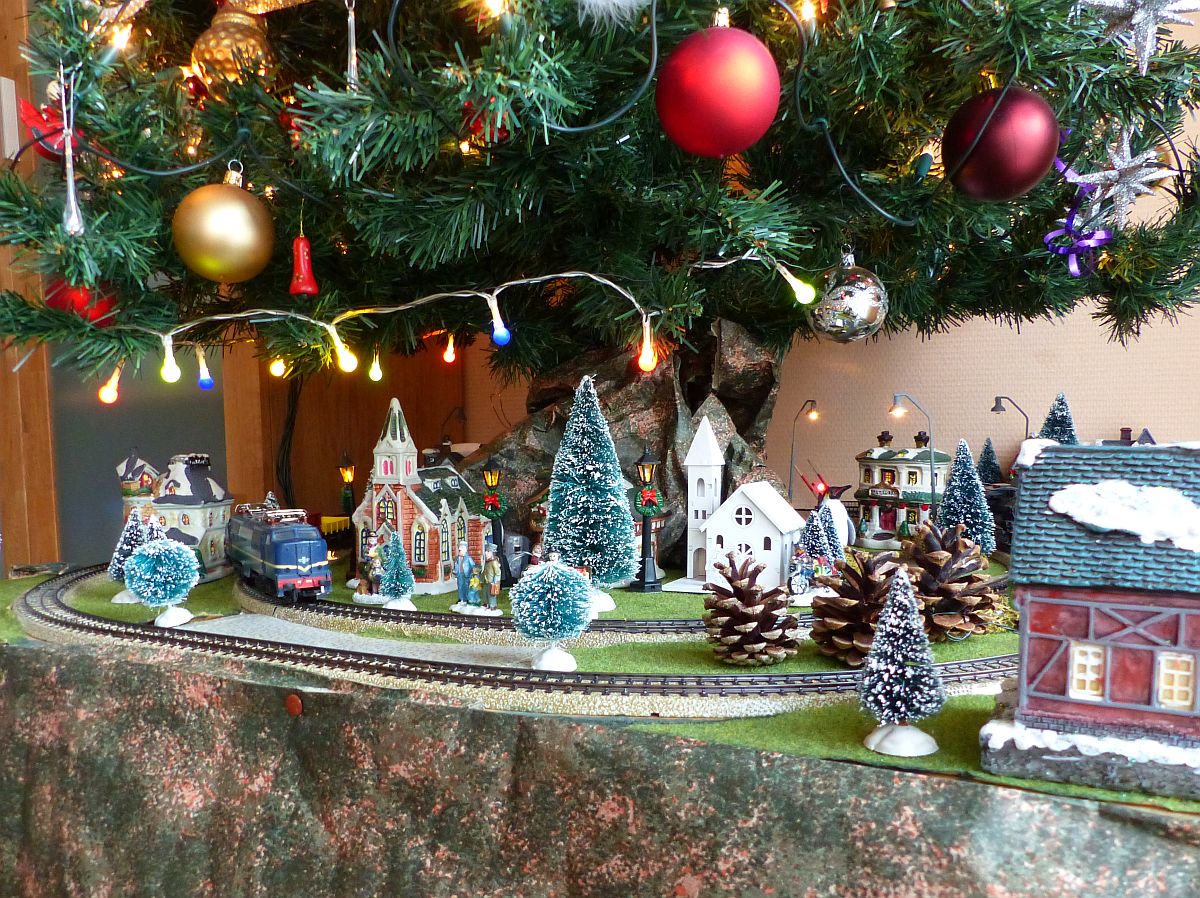 Eisenbahn unter Weihnachtsbaum 01-01-2016. 

Spoorbaan onder de kerstboom 01-01-2016.
