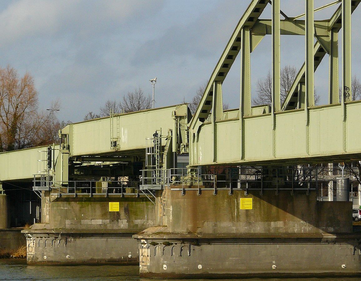 Eisenbahnbrcke ber die Maas. Eisenbahnstrecke Maastricht(NL)-Lanaken (Belgien). Maastricht 06-02-2014.
 

Spoorbrug over de Maas van de spoorlijn Maastricht-Lanaken (Belgi). Maastricht 06-02-2014.