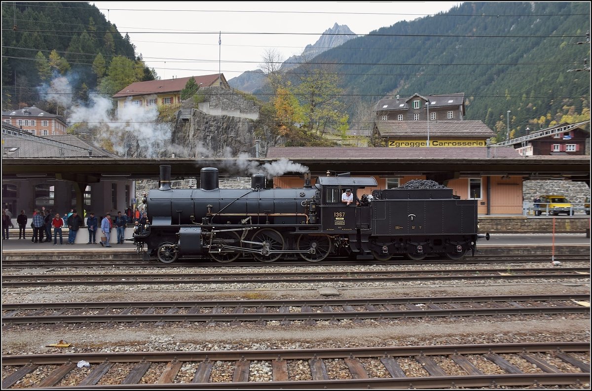 Elefanten am Gotthard. Schiebelok B 3/4 1367 des langen Sonderzugs auf dem Weg zum Wassser fassen. Göschenen, Oktober 2017.